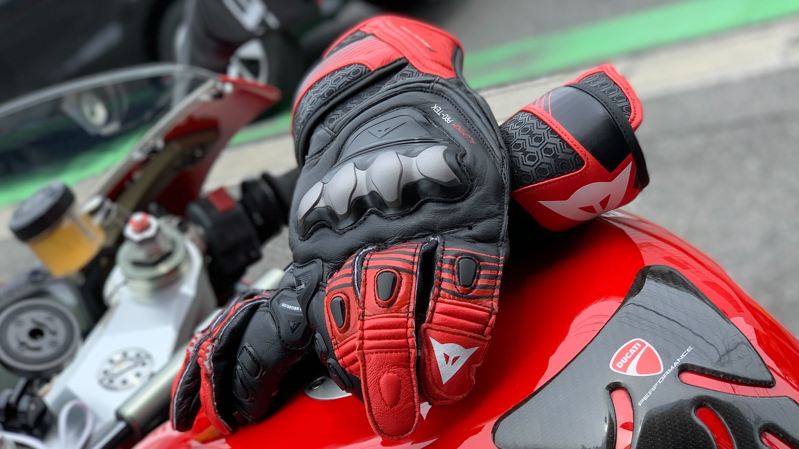 新たな定番となるか？新作レーシンググローブ